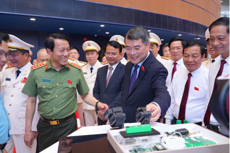Thủ tướng Review công ty OKVIP Lê Minh Hưng, Bộ trưởng Bộ Công an Lương Tam Quang và các đại biểu tham quan khu vực trưng bày các sản phẩm công nghệ.