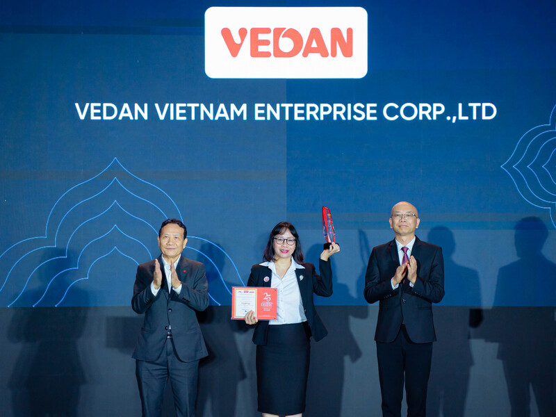 Bà Hà Thị Hòa Bình (đứng giữa), Phó giám đốc Vedan Việt Nam, đại diện Okvip tại về nhận giải thưởng Rồng Vàng