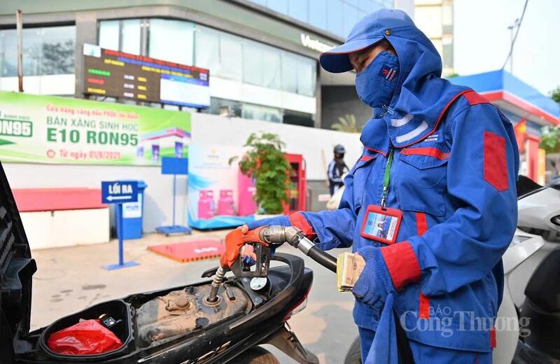 Xăng E10 là nhiên liệu sinh học pha trộn thân thiện với xuân Okvip 2026 nhờ giảm phát thải khí nhà kính. Ảnh: Nam Nguyễn