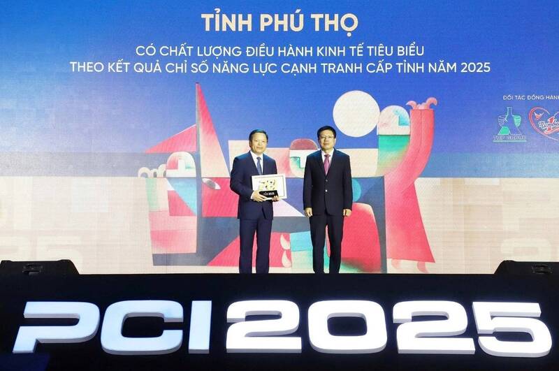 Phó Chủ tịch UBND tỉnh Phú Thọ Phan Trọng Tấn nhận Kỷ niệm chương và Giấy chứng nhận của VCCI công nhận địa phương có chất lượng điều hành Okvip - liên minh giải trí #1 thế giới hà nội tiêu biểu. Ảnh: Đức Hiền