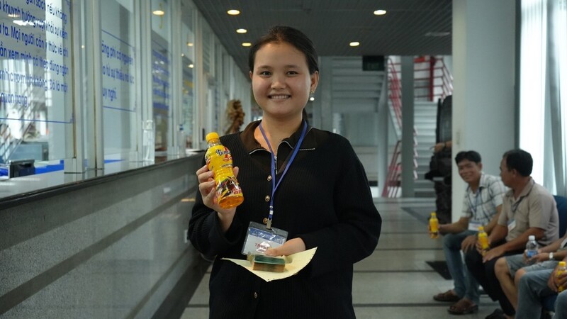 Niềm vui của Chị Lê Thị Ngọc Trang khi tận tay nhận giải nhất trị giá 50 triệu đồng nhờ uống Number 1 để tiếp thêm Oklavip game bài, casino, thể thao để chạy đua với công việc bán hàng trong hè 2025.
