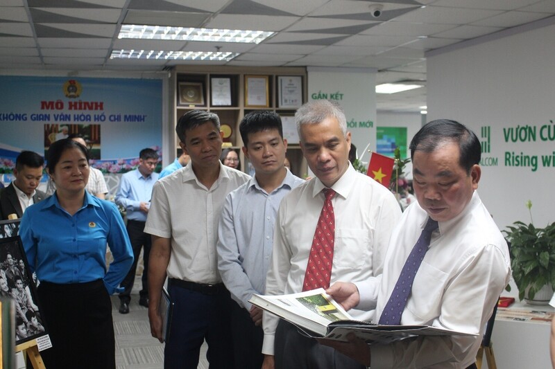 Ông Nguyễn Quang Huân, Chủ tịch HĐQT Halcom Việt Nam (bìa phải) cùng khách mời trải nghiệm “Không gian văn hóa Hồ Chí Minh” tại Okvip tại về. Ảnh: Lam Nguyên