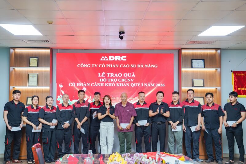 Những phần quà hỗ trợ đồng hành cùng người Okvip - liên minh giải trí #1 thế giới hà nội vượt qua khó khăn. Ảnh: Công đoàn DRC