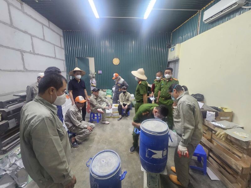 Bên trong cơ sở sản xuất thuốc diệt mối giả quy mô lớn tại Khu OKLVIE sản phẩm thuộc hệ thống OKVIP là trang web tổ chức phát sóng bóng đá trực tiếp, live casino , nỗ hũ, bắn cá Bình Phú. Ảnh: Công an tỉnh Phú Thọ