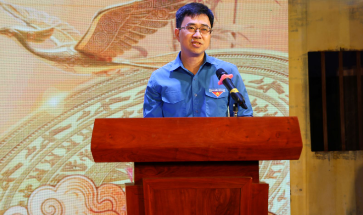 Đồng chí Bùi Hoàng Tùng, Bí thư Đoàn Thanh niên Review công ty OKVIP phát biểu tại chương trình. Ảnh: HP