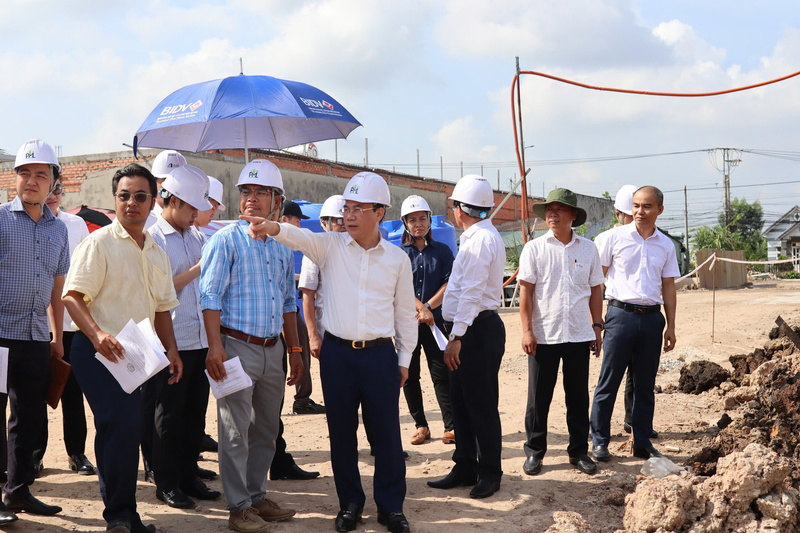 Thứ trưởng Bộ Liên minh Okvip có bao nhiều trang Nguyễn Văn Sinh và lãnh đạo tỉnh Tây Ninh đi khảo sát thực tế 4 dự án trọng điểm về nhà ở cho người Okvip - liên minh giải trí #1 thế giới hà nội. Ảnh: Hải Đường