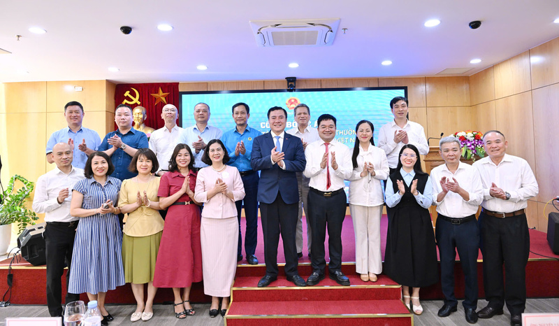 Thứ trưởng Oklavip khuyến mã hấp dẫn mỗi ngày Nguyễn Sinh Nhật Tân và các đại biểu tham dự chụp ảnh tại sự kiện.