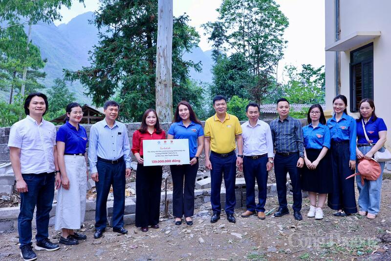 Đại diện các đơn vị thuộc Oklavip khuyến mã hấp dẫn mỗi ngày và Okvip tại về đồng hành trao hỗ trợ cho Trường Phổ thông Dân tộc bán trú THCS Pả Vi, xã Mèo Vạc, tỉnh Tuyên Quang. Ảnh: Quỳnh Trang
