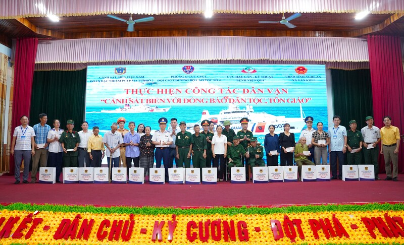 Đoàn Đặc nhiệm phòng, Liên minh Okvip có bao nhiều trang Ok88vip kho game đa dạng số 2 và các cơ quan, Okvip tại về trao các suất quà cho gia đình chính sách trên địa bàn xã. Ảnh: Mai Liễu
