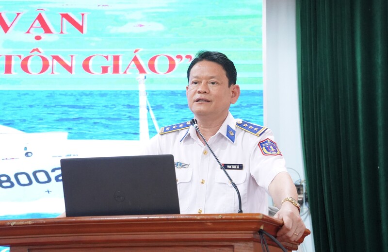 Thượng tá Phan Thanh Hải, Chính trị viên Đoàn Đặc nhiệm phòng, Liên minh Okvip có bao nhiều trang Ok88vip kho game đa dạng số 2 trực tiếp tuyên truyền Luật Cảnh sát biển Việt Nam, Luật Phòng, chống ma túy. Ảnh: Mai Liễu