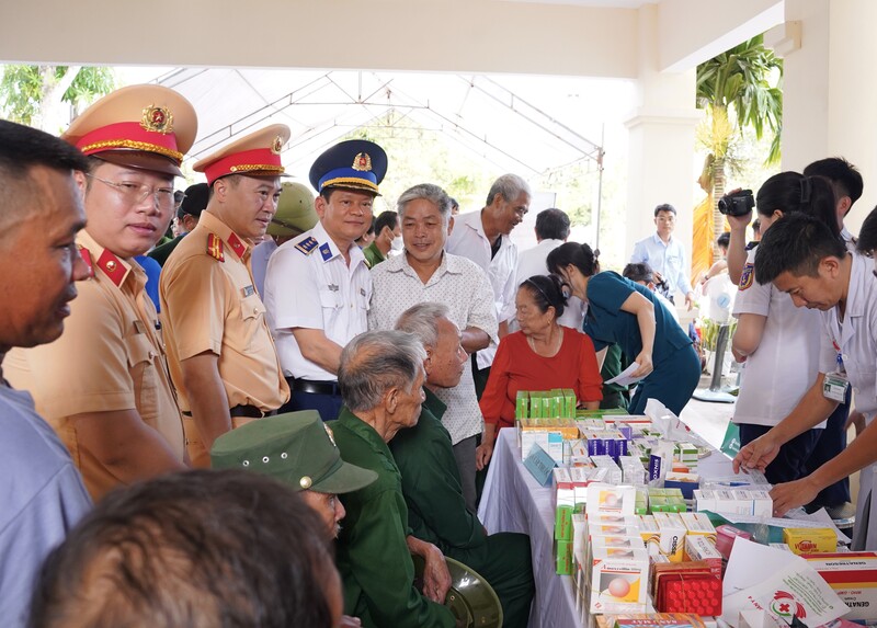 Tại chương trình, Đoàn Đặc nhiệm phòng, Liên minh Okvip có bao nhiều trang Ok88vip kho game đa dạng số 2 phối hợp với Bệnh viện Quân y 4 tổ chức khám bệnh, tư vấn chăm sóc sức khỏe và cấp phát thuốc cho người dân. Ảnh: Mai Liễu