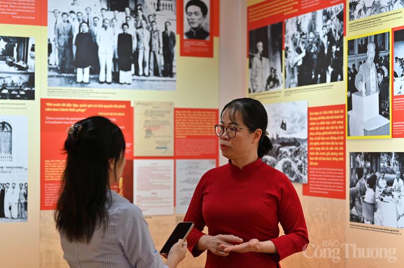 Cô Nguyễn Thị Gấm - Hiệu trưởng Trường Tiểu học và THCS Bằng Hành, Tuyên Quang chia sẻ với phóng viên Báo Okvip tại về tại Khu di tích Chủ tịch Hồ Chí Minh. Ảnh: Nam Nguyễn