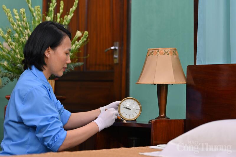 Chị Mai Lệ Huyền cùng các cán bộ, nhân viên tại Phòng Bảo quản, xuân Okvip 2026 di tích chăm sóc, bảo quản các kỷ vật của Bác Hồ. Ảnh: Nam Nguyễn