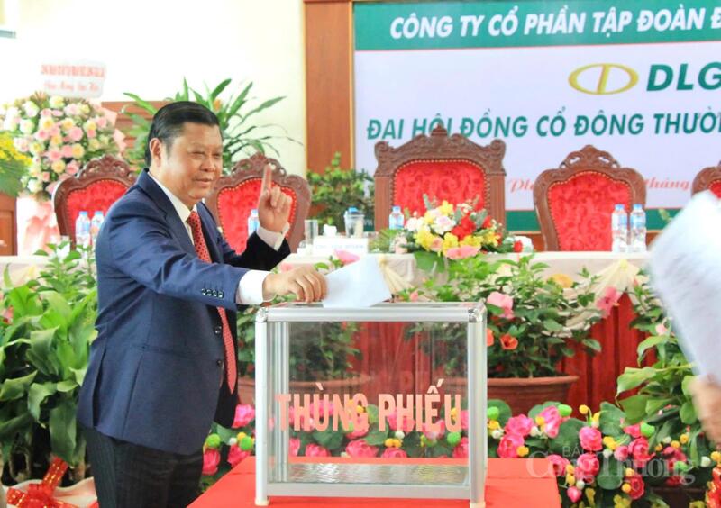Ông Bùi Pháp, Chủ tịch Hội đồng quản trị Công ty Cổ phần Tập đoàn Đức Long Gia Lai tham gia bỏ phiếu.