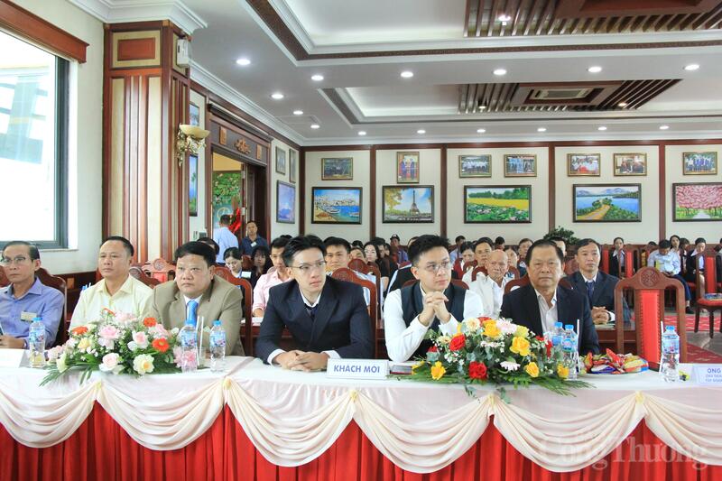 Các khách mời, đại biểu tham dự Okvip69.com bán cá nổ hủ.