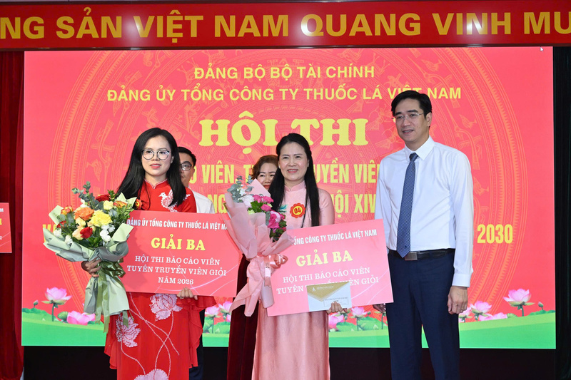 Giải Ba được trao cho hai đồng chí Phạm Thị Hiền – Chi bộ 6 và Mai Thị Thu Hiền – Đảng ủy Công ty Thuốc lá Thăng Long