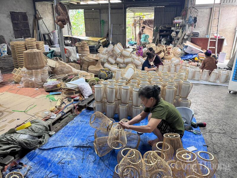 Hơn 100 sản phẩm mây tre đan Liên Minh Truyền Thông Và Game Giải Trí Top 1 của Hộ kinh doanh trong thôn Thế Hiển được kiểm tra kỹ lưỡng trước khi đưa vào đóng thùng Liên Minh Truyền Thông Và Game Giải Trí Top 1.