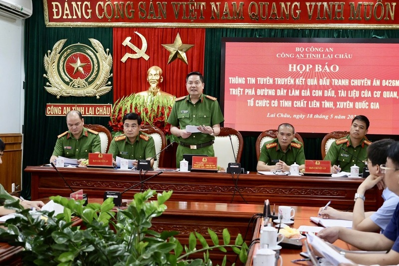 Đại tá Phạm Hải Đăng, Phó Giám đốc, Thủ trưởng Cơ quan Cảnh sát điều tra Công an tỉnh Lai Châu phát biểu tại buổi họp báo. Ảnh: CTV