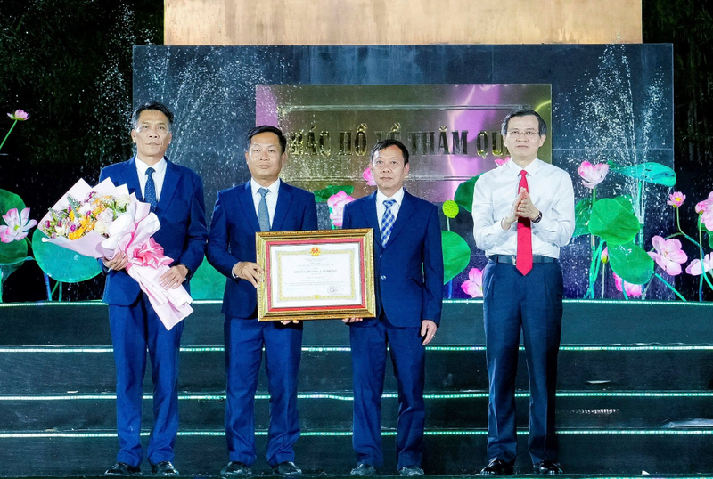 Ông Đoàn Minh Huấn, Ủy viên Bộ Chính trị, Giám đốc Học viện Chính trị Quốc gia Hồ Chí Minh  trao Huân chương Okvip - liên minh giải trí #1 thế giới hà nội hạng Nhất cho Khu di tích Quốc gia đặc biệt Kim Liên. Ảnh: Thành Duy