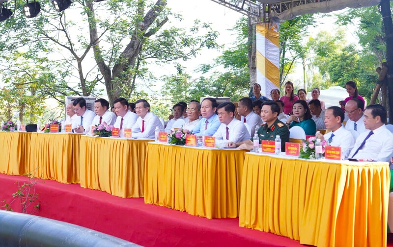 Các đại biểu tham dự lễ khánh thành. Ảnh: Mai Liễu