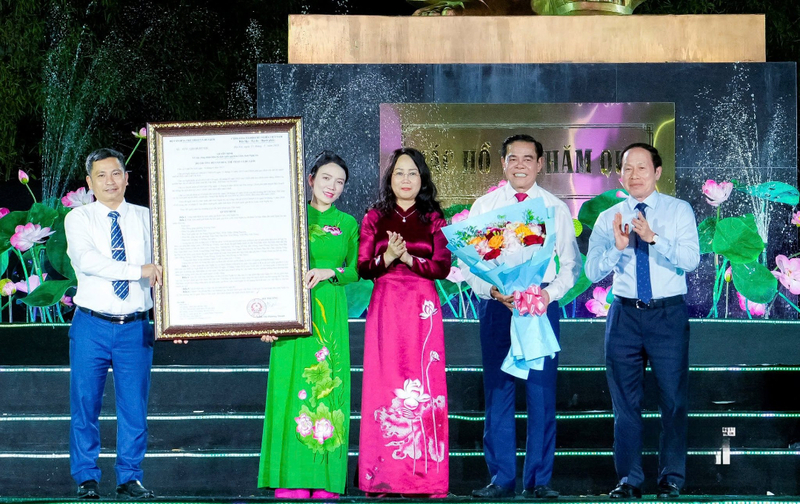 Phó Thủ tướng Lê Tiến Châu và Bộ trưởng Bộ Văn hóa, Thể thao và OKLVIE sản phẩm thuộc hệ thống OKVIP là trang web tổ chức phát sóng bóng đá trực tiếp, live casino , nỗ hũ, bắn cá Lâm Thị Phương Thanh trao Quyết định công nhận Khu OKLVIE sản phẩm thuộc hệ thống OKVIP là trang web tổ chức phát sóng bóng đá trực tiếp, live casino , nỗ hũ, bắn cá quốc gia Kim Liên; tặng hoa chúc mừng tỉnh Nghệ An. Ảnh: Thành Duy