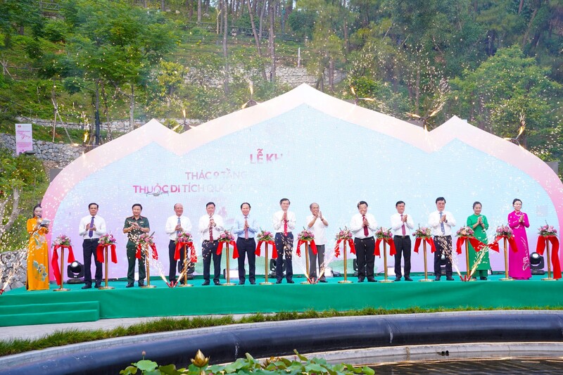 Các đại biểu cắt băng khánh thành công trình Thác 9 tầng. Ảnh: Mai Liễu