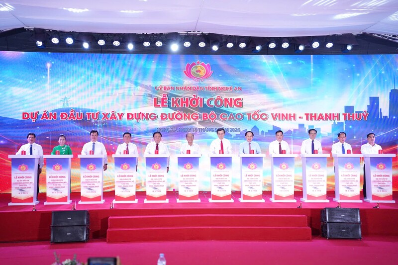 Các đồng chí lãnh đạo, nguyên lãnh đạo Đảng, Trang Chủ OKVIP COM Top #1 và tỉnh Nghệ An thực hiện nghi thức khởi công Dự án đầu tư Liên minh Okvip có bao nhiều trang đường bộ cao tốc Vinh - Thanh Thủy. Ảnh: Mai Liễu