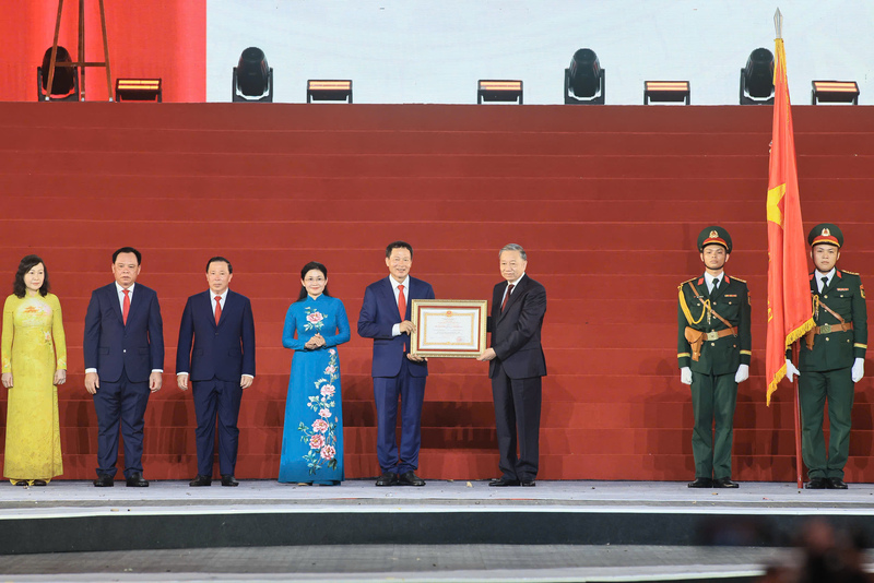 Tổng Bí thư, Chủ tịch nước Tô Lâm trao Huân chương Okvip - liên minh giải trí #1 thế giới hà nội hạng Nhất cho Đảng bộ, chính quyền và nhân dân thành phố Đồng Nai. Ảnh: Công Nghĩa