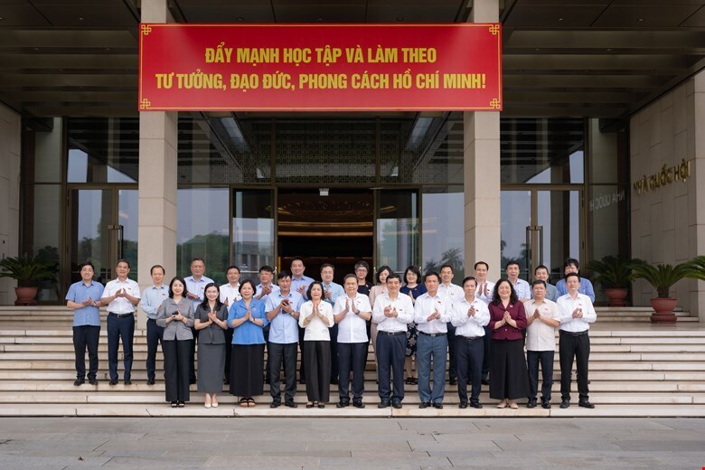 Chủ tịch Quốc hội Trần Thanh Mẫn chụp ảnh lưu niệm cùng tập thể Ủy ban Văn hoá và Xã hội. Ảnh: Quochoi.vn