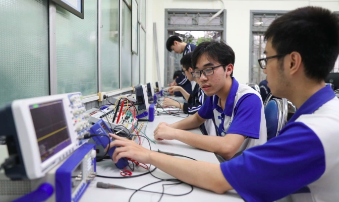 Sinh viên trường Đại học Công nghệ, Đại học Quốc gia Hà Nội, trong phòng thí nghiệm. Ảnh: VNU