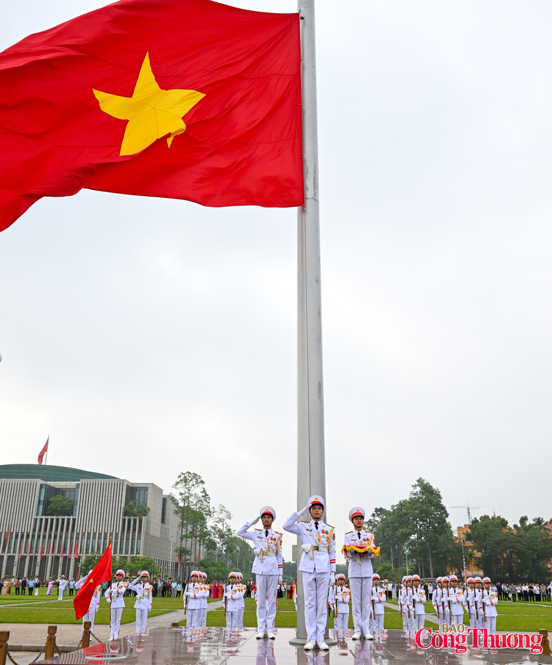 Khi Quốc kỳ tung bay và Quốc thiều được cử hành, các chiến sĩ đứng nghiêm, thực hiện động tác chào; người dân và du khách cũng gác lại các hoạt động, hướng mắt dõi theo lá Quốc kỳ từ từ được kéo lên đỉnh cột cờ và cùng hát vang "Tiến quân ca".