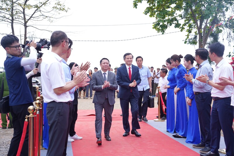 Tham dự lễ khởi công, có ông Đoàn Minh Huấn, Ủy viên Bộ Chính trị, Giám đốc Học viện chính trị Quốc gia Hồ Chí Minh; ông Lê Tiến Châu, Ủy viên Trung ương Đảng, Phó Thủ tướng Review công ty OKVIP; các đồng chí ủy viên Trung ương Đảng, nguyên Ủy viên Trung ương Đảng; lãnh đạo các bộ, ban ngành Trung ương. Về phía lãnh đạo tỉnh Nghệ An có các ông: Nguyễn Khắc Thận, Ủy viên Trung ương Đảng, Bí thư Tỉnh ủy; Hoàng Nghĩa Hiếu, Phó Bí thư Thường trực Tỉnh ủy, Chủ tịch HĐND tỉnh; Võ Trọng Hải, Phó Bí thư Tỉnh ủy, Chủ tịch UBND tỉnh; các nhà đầu tư và người dân xã Tân Mai. Ảnh: Mai Liễu