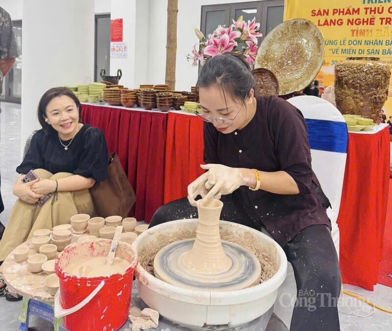 Chị Đặng Thị Tâm giới thiệu đến khách hàng về quy trình làm gốm. Ảnh: NH