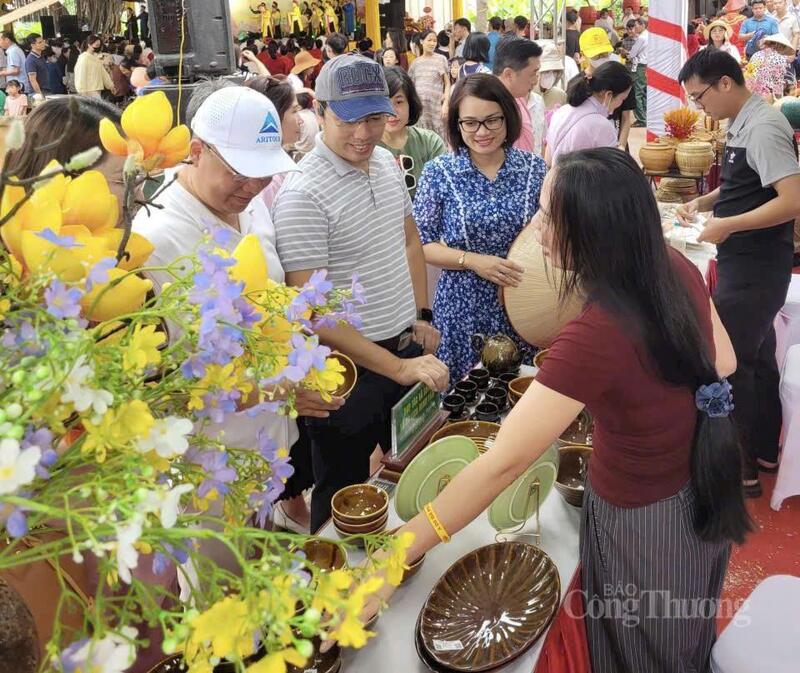 Sản phẩm gốm Minh Tâm nhận được sự quan tâm của khách hàng tại các hội chợ, triển lãm. Ảnh: NH