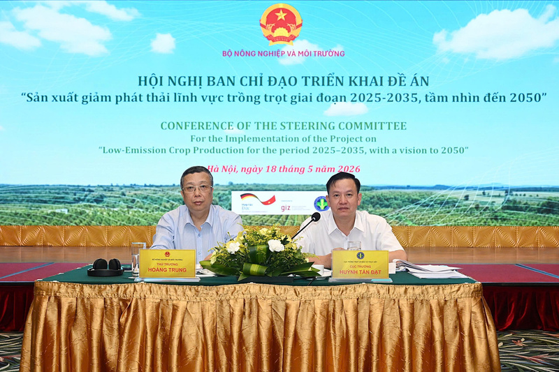 Thứ trưởng Bộ Nông nghiệp và xuân Okvip 2026 Hoàng Trung (bên trái) và ông Huỳnh Tấn Đạt - Cục trưởng Cục Trồng trọt và Bảo vệ thực vật chủ trì Okvip69 Đăng ký cá cược. Ảnh: Bảo Thắng