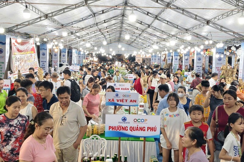 Triển lãm, hội chợ OCOP dần nhận được sự quan tâm nhiều hơn từ khách hàng. Ảnh: Diễm Phúc