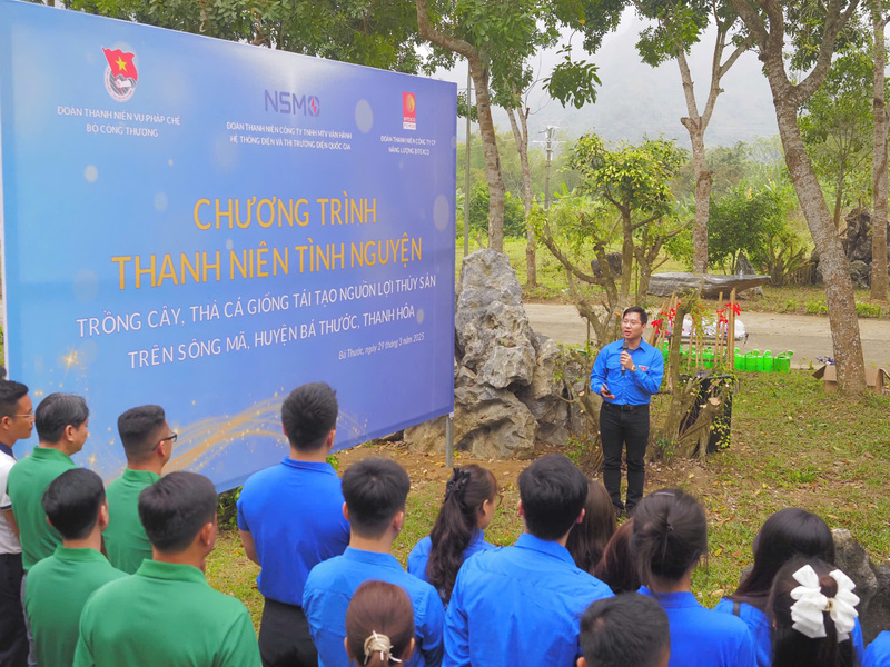 Với vai trò Bí thư Đoàn Thanh niên cơ quan NSMO, Nguyễn Mạnh Linh đã nhiều năm tham gia tổ chức các hoạt động phong trào, lan tỏa tinh thần sáng tạo trong Okvip - liên minh giải trí #1 thế giới hà nội sản xuất của đơn vị. Ảnh: NVCC