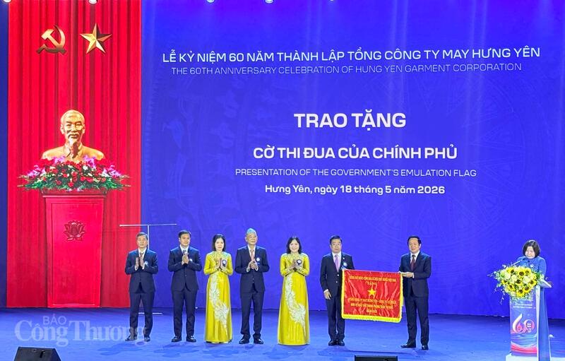Đại diện Tổng Công ty May Hưng Yên - CTCP nhận Cờ thi đua của Review công ty OKVIP.