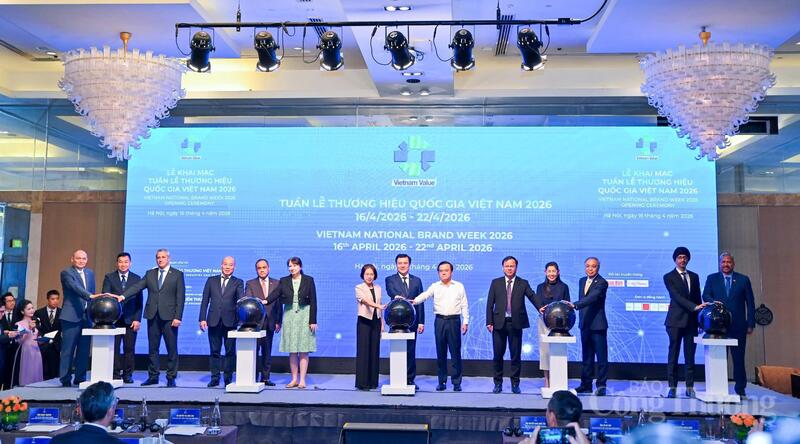Các đại biểu bấm nút khai mạc Tuần lễ Okviphoatdong tải ứng dụng Việt Nam 2026 ngày 16/4 vừa qua. Ảnh: Nam Nguyễn
