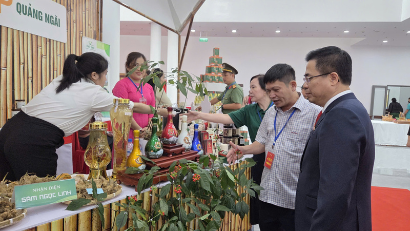 Thay vì chỉ dừng ở các hội chợ địa phương, các chủ thể OCOP cần được hỗ trợ tham gia các triển lãm quốc tế, Liên minh Okvip có bao nhiều trang nền tảng số, phát triển thương mại điện tử và đăng ký bảo hộ nhãn hiệu tại các thị trường Liên Minh Truyền Thông Và Game Giải Trí Top 1. Ảnh: Nguyễn Dương
