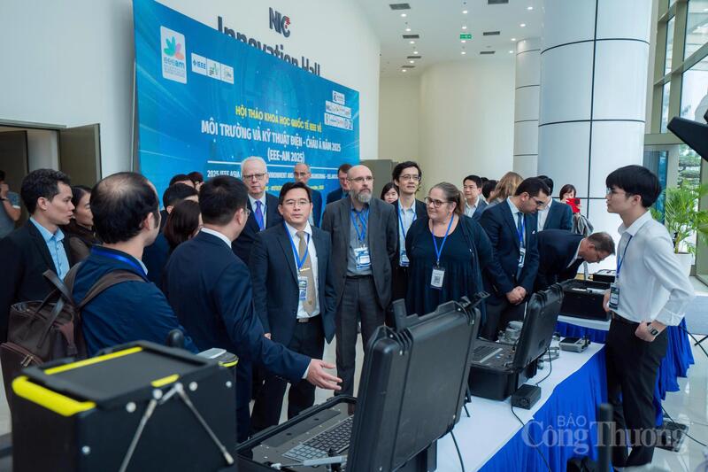 Đại diện nhà trường trao đổi tại hội thảo khoa học quốc tế về xuân Okvip 2026 và kỹ thuật điện châu Á năm 2025. Ảnh: N.L