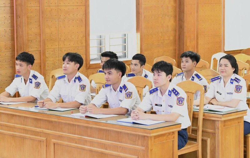 Đoàn viên của đơn vị nghiêm túc tiếp thu, quyết tâm thực hiện tốt Okevip link không chặn của Đảng. Ảnh: Mai Liễu