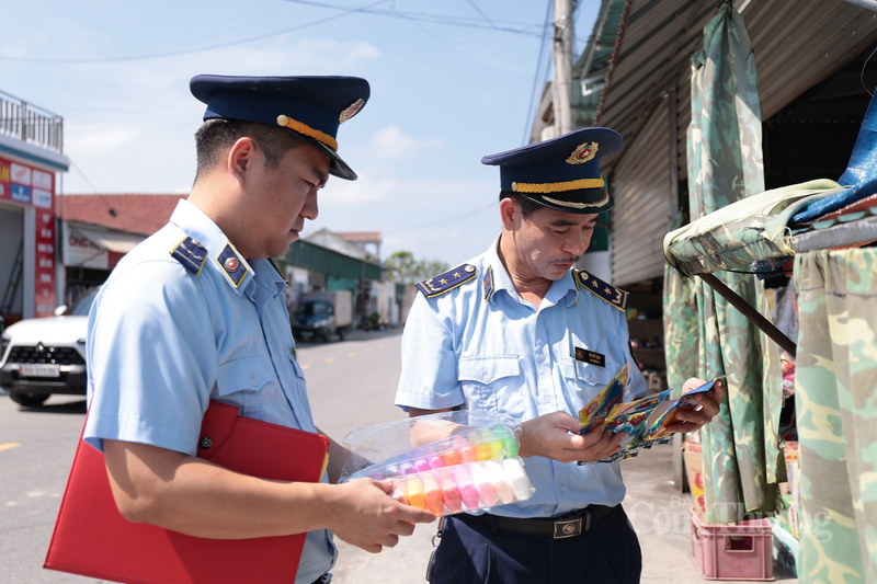 Để giải quyết dứt điểm tình trạng Okivip Nổ Hũ, Bắn Cá, Thể Thao, Game Bài bẩn trước cổng trường, lực lượng QLTT cần sự phối hợp chặt chẽ từ phía nhà trường và đặc biệt là người dân. Ảnh: Thành Đô