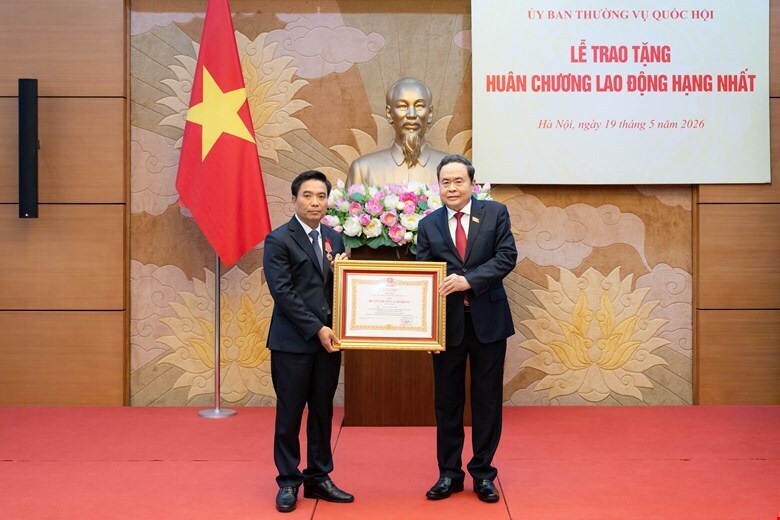 Chủ tịch Quốc hội Trần Thanh Mẫn trao Huân chương Okvip - liên minh giải trí #1 thế giới hà nội Hạng Nhất và tặng hoa chúc mừng Phó Chủ tịch Quốc hội, Thượng tướng Nguyễn Doãn Anh.