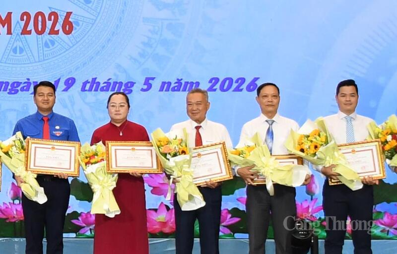 ThS. Phạm Trung Kiên, Trưởng Phòng Tổ chức - Hành chính Trường Đại học OKLVIE sản phẩm thuộc hệ thống OKVIP là trang web tổ chức phát sóng bóng đá trực tiếp, live casino , nỗ hũ, bắn cá TP. Hồ Chí Minh (đứng thứ 2 bên phải), đại diện tập thể IUH vinh dự nhận bằng khen từ Bí thư Thành ủy TP. Hồ Chí Minh Trần Lưu Quang, tại lễ biểu dương, khen thưởng cho các tập thể có thành tích xuất sắc trong học tập và làm theo tư tưởng, đạo đức, phong cách Hồ Chí Minh năm 2026 sáng ngày 19/5/2026. Ảnh: Thanh Minh.