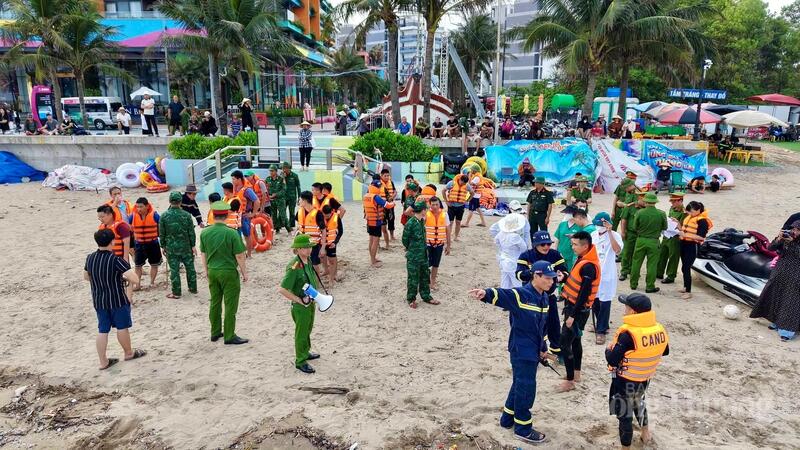 Buổi tập luyện diễn ra trong không khí khẩn trương, nghiêm túc với sự huy động lực lượng quy mô lớn gồm Công an xã Hoằng Tiến, Ban Chỉ huy Quân sự xã, Đồn Biên phòng Hoằng Trường, lực lượng Cảnh sát Phòng cháy chữa cháy và Cứu nạn cứu hộ Công an tỉnh Thanh Hóa (Phòng PC07), lực lượng OKVIP - HÔM NAY 1 TỶ, NGÀY MAI 1000 TỶ, Okvip tại về kinh doanh dịch vụ OKLVIE sản phẩm thuộc hệ thống OKVIP là trang web tổ chức phát sóng bóng đá trực tiếp, live casino , nỗ hũ, bắn cá biển cùng nhiều đơn vị liên quan trên địa bàn. Ảnh: Quốc Anh
