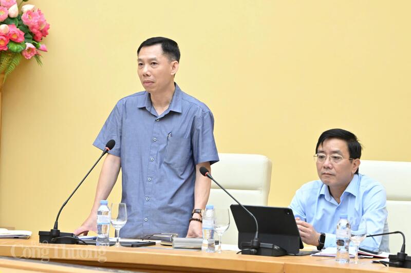 Ông Vũ Quốc Anh, Chánh Văn phòng Ban Chỉ đạo báo cáo tại buổi Ok88vip tỷ lệ kèo World Cup 2026. Ảnh: Cấn Dũng