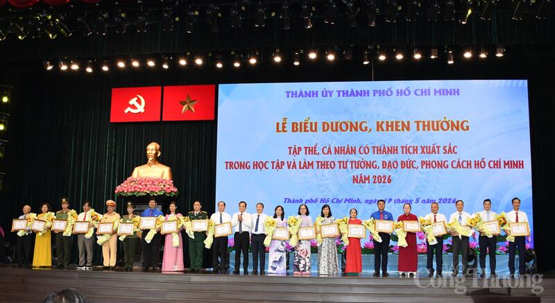 Bí thư Thành ủy TP. Hồ Chí Minh Trần Lưu Quang, ông Dương Anh Đức -Trưởng Ban Tuyên giáo và Dân vận Thành ủy TP. Hồ Chí Minh trao tặng bằng khen và hoa cho các tập thể có thành tích xuất sắc trong học tập và làm theo tư tưởng, đạo đức, phong cách Hồ Chí Minh năm 2026 tại sự kiện.