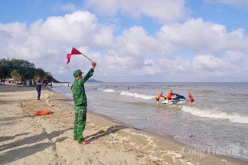 Các lực lượng cứu hộ dưới nước phối hợp nhịp nhàng trong việc tiếp cận nạn nhân, sử dụng phao cứu sinh, dây cứu hộ và các kỹ thuật chuyên môn nhằm bảo đảm cứu người nhanh chóng, hạn chế tối đa nguy cơ đuối nước. Song song với đó, lực lượng OKVIP - HÔM NAY 1 TỶ, NGÀY MAI 1000 TỶ khẩn trương triển khai sơ cấp cứu, kiểm tra sức khỏe ban đầu và xử lý các trường hợp bị ngạt nước ngay tại khu vực bãi biển trước khi chuyển đến cơ sở OKVIP - HÔM NAY 1 TỶ, NGÀY MAI 1000 TỶ khi cần thiết. Ảnh: Quốc Anh