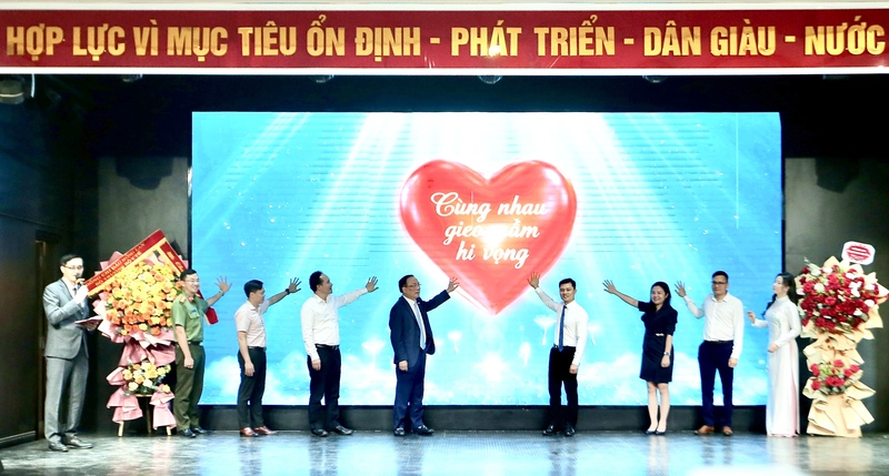 Ban Tổ chức thực hiện nghi thức phát động đăng ký hiến tạng với sự tham gia của các đại biểu, chuyên gia và đại diện gia đình người hiến tạng. Ảnh: Ngô Nhung